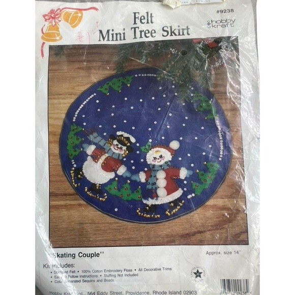 Hobby Kraft Skating Couple 14" Mini Tree Skirt Felt Embroidery Kit Snowman - Picture 1 of 2